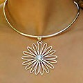 Sterling Silver Blue Topaz 'Daisy Delight' Choker (Indonesia)