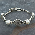 Silver 'Cawi Motif' Pearl Toggle Bracelet (Indonesia)