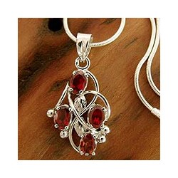 'Floral Vines' Garnet Necklace (India)