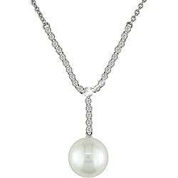 18k Gold 1/4ct TDW Diamond and Pearl Necklace (GH, SI) (11 mm)