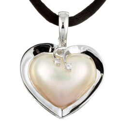 14k Gold Mabe Pearl and 1/10ct TDW Diamond Heart Necklace (18x19 mm)