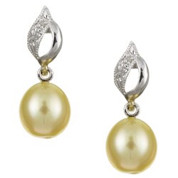 14k Gold South Sea Pearl/ 1/10ct TDW Diamond Earrings (8-9 mm)