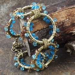 Goldtone Blue and Brown Sea Glass Chloe Circle Bracelet (India)