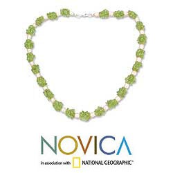 Silver 'Strawberry Lime' Pearl and Peridot Necklace (6-8 mm) (India)
