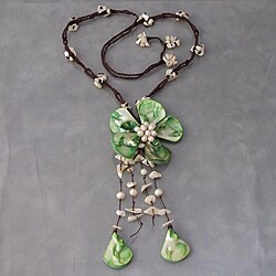 Cotton Floral Medallion Green Mother of Pearl Necklace (Thailand)