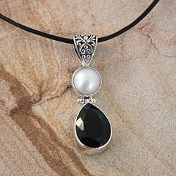 Sterling Silver Mabe Pearl/ Green Quartz Pendant (11.5mm) (Indonesia)