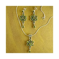 Handcrafted Sterling Silver 'Daisies' Peridot Jewelry Set (India)